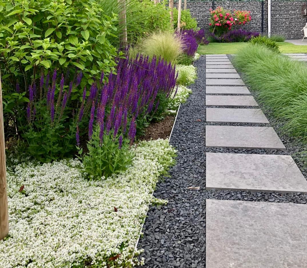 Terrasse aus Basaltplatten und Bangkirai mit Natursteinmauer und Stufenanlage in Bad Hönningen – Stefan Keiser Gartengestaltung