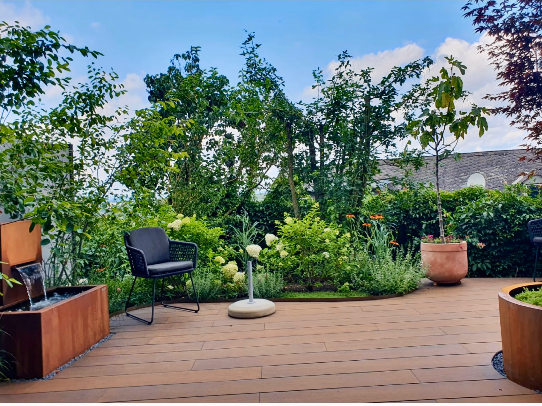 Holzterrasse mit Sichtschutz in Koblenz - Nachher – gebaut von Stefan Keiser Gartengestaltung