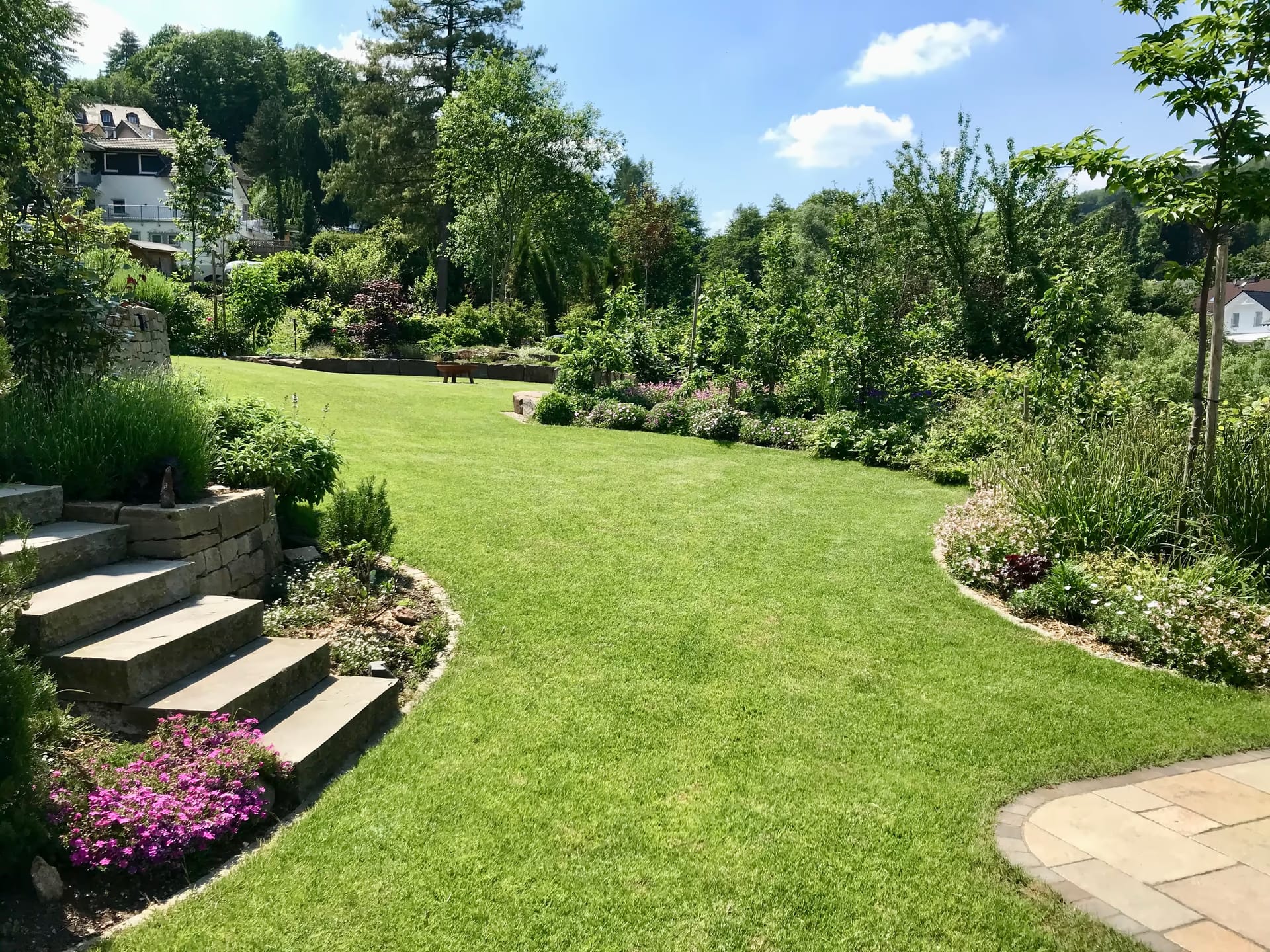 Hanggarten mit Naturstein in Ittenbach - Nachher – gebaut von Stefan Keiser Gartengestaltung